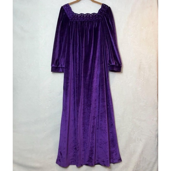 Vtg 1970s Purple Velvet Maxi Dress Lace Empire Whimsigoth USA Gown Robe - Picture 3 of 13